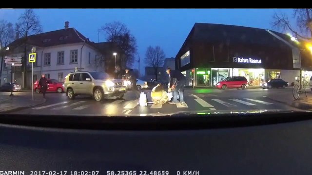 Il sort de sa voiture pour aider mamie à traverser... raté