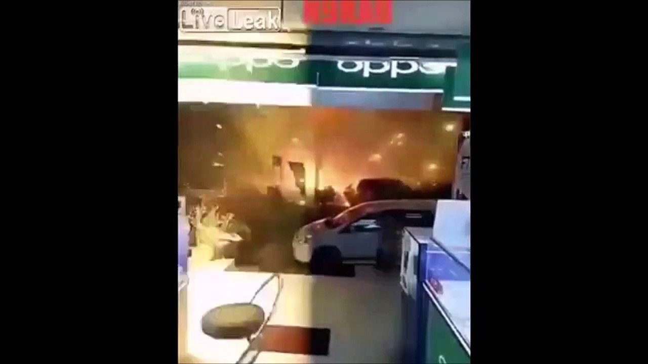 Cette fabrique de feux d'artifice prend feu et explose...