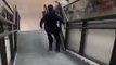 Un policier chute dans les escaliers en poursuivant un voleur ! Douloureux