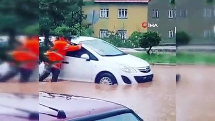 Nallıhan'da selde kalan araca ASKİ ekipleri yetişti