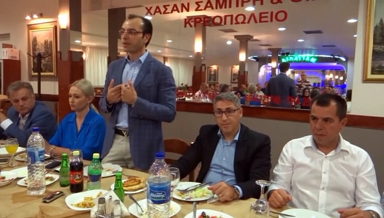 LEVENT SADIK AHMETTEN CALISANLARI VE DOSTARINA AILE YEMEGI