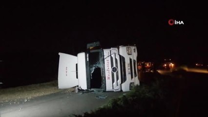 İzmir'de çakıl yüklü TIR devrildi