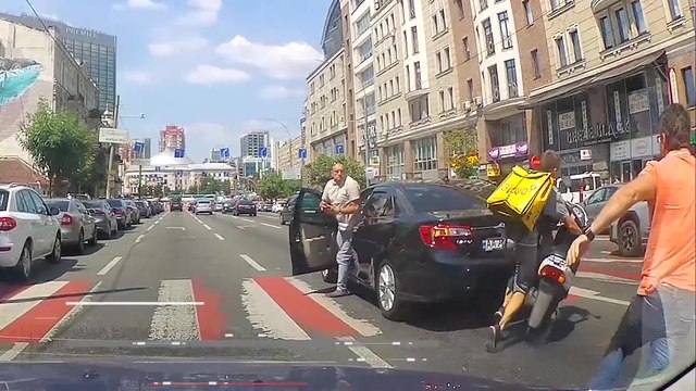 Un livreur à scooter percute une voiture et tente de prendre la fuite