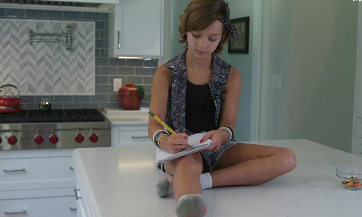 بعدما تغلبت على سرطان شرس بدأت رحلة من نوع آخر... قصة طفلة غيّرت حياة من حولها