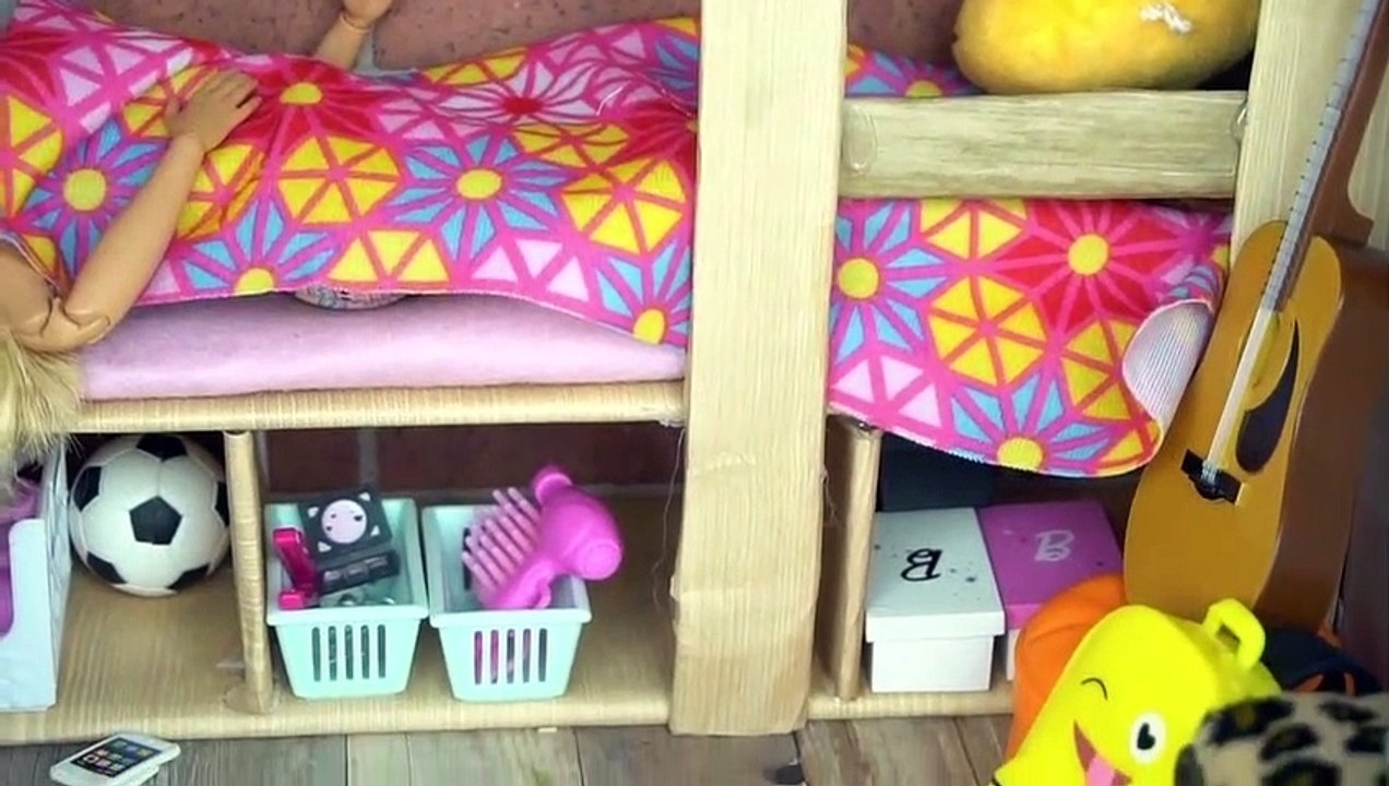Barbie Rutina de La Mañana en Dormitorio de Escuela - Video Jugando con Muñecas