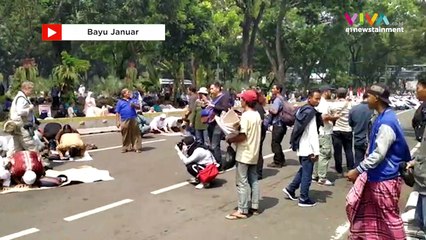 Momen Salat Zuhur Berjamaah Massa PA 212 di Dekat Gedung MK