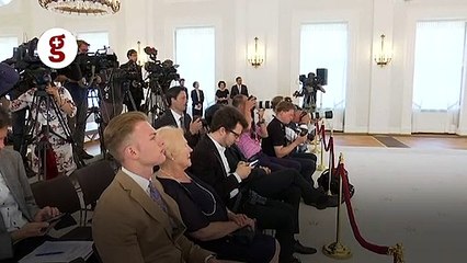 Merkel yine aniden titremeye başladı