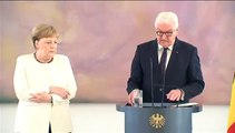 Regresan los temblores de Merkel durante un acto oficial