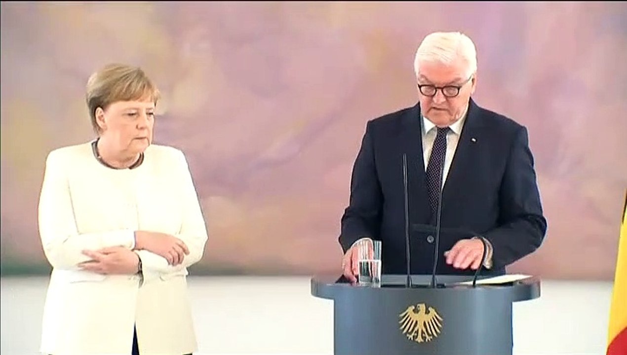 Regresan los temblores de Merkel durante un acto oficial