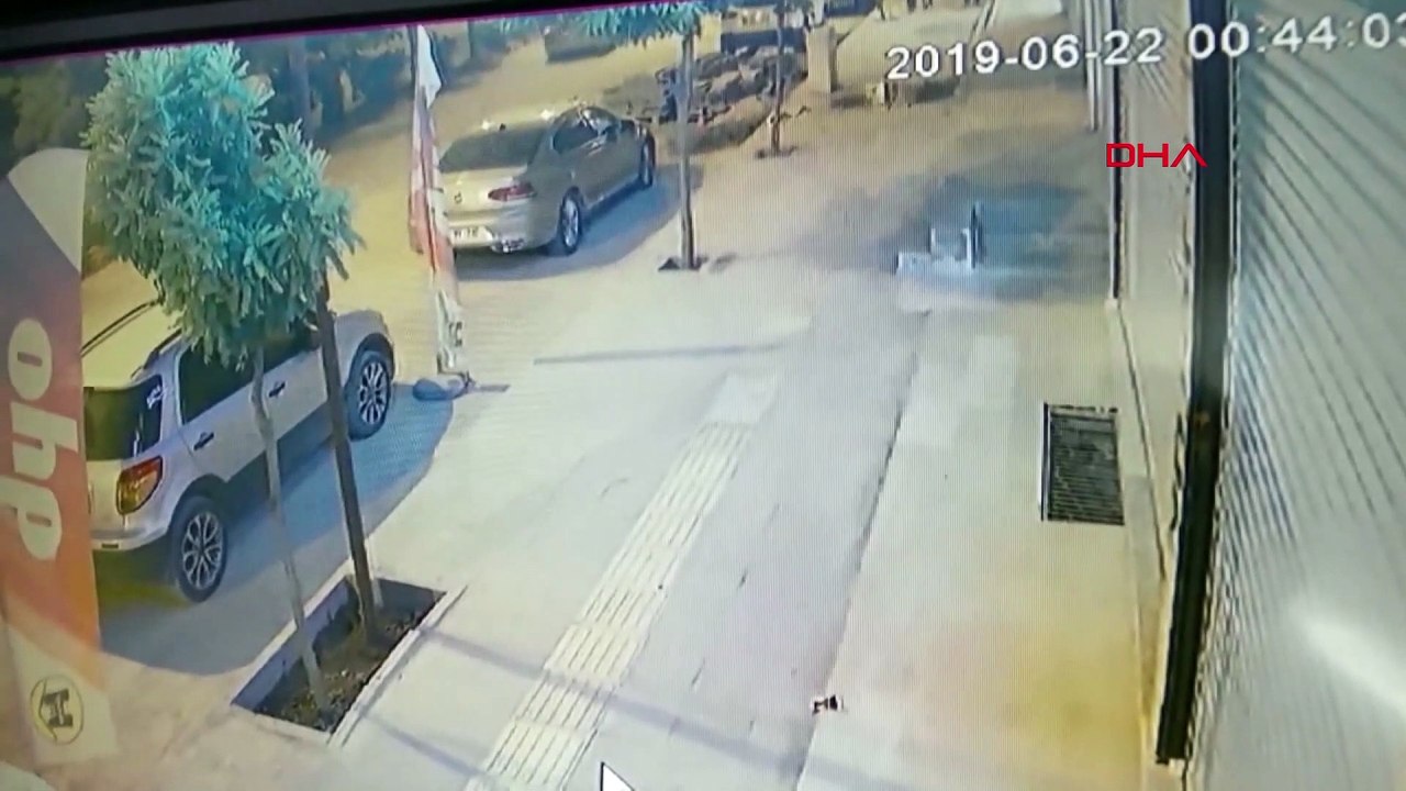 Durup dururken kaldırımdaki ağacı kırdı! İşte s...
