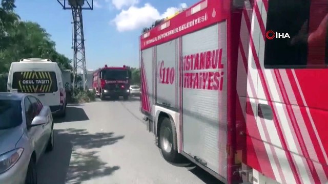 Silivri'de E-5 yanyolda bulunan bir tarladan yangın çıktı. Kısa sürede büyüyen yangın nedeniyle dumanlar E-5'i kapladı. Bir süre E-5 yanyol trafiğe kapatıldı. İtfaiyenin yangına müdahalesi sürüyor.