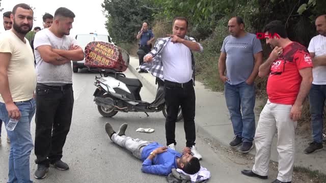 YARALI MOTOSİKLET SÜRÜCÜSÜNÜ GÜNEŞTEN BÖYLE KORUDU