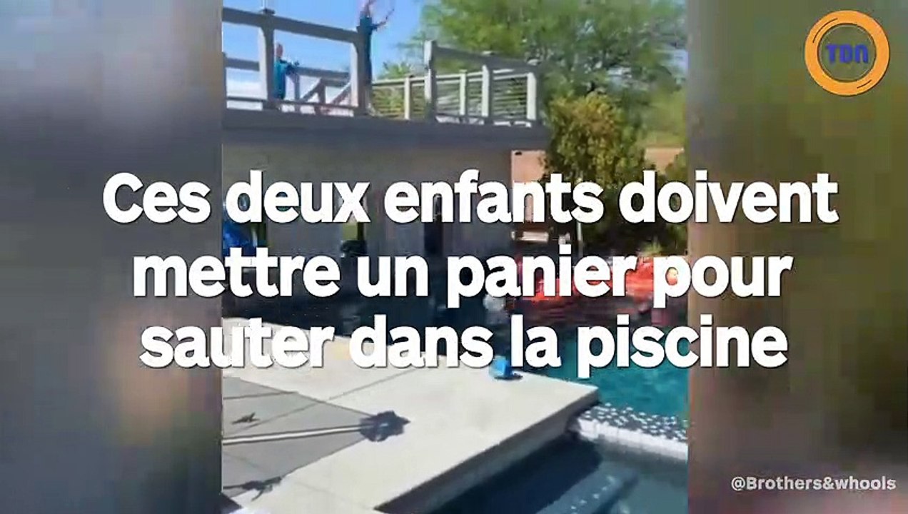 Ces deux enfants doivent mettre un panier pour sauter dans la piscine