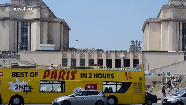 Heatwave forces tourists to cool off in Paris' fountains