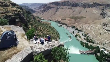 Uçurumun kenarında 'tehlikeli' kahvaltı -SİİRT