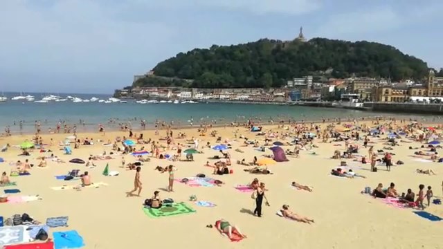 Los donostiarras cogen sitio en la playa antes del mediodía ante la ola de calor