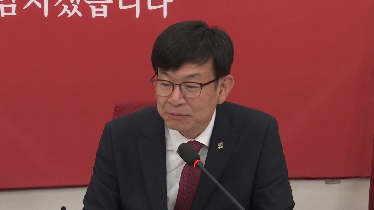 바짝 엎드린 김상조..."경제원탁회의, 국회 결정 따를 것" / YTN