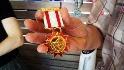 Bulduğu madalyayı Muharip Gaziler Derneği'ne teslim etti