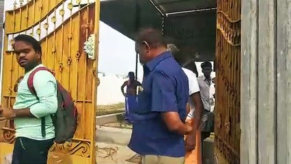 மதுரை மீனாட்சி கோயிலுக்காக வந்த மலச்சி பிச்சை எடுத்த பரிதாபம்..வீடியோ