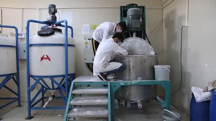 Yaz tatillerinde okullar için boya üretiyorlar