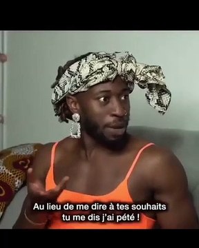 Cet homme montre le comportement de certaines filles quand elles font l'impensable. Hilarant !