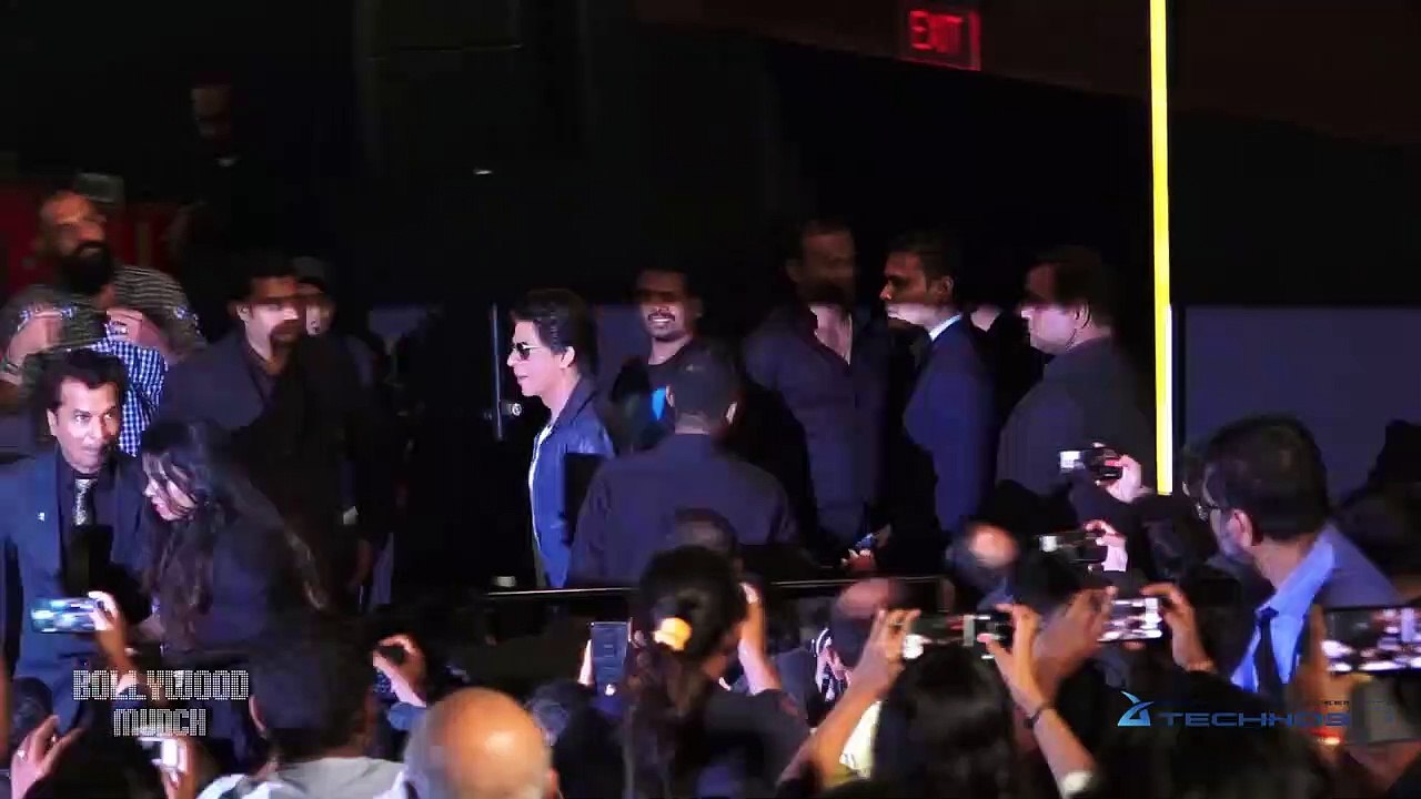 Shahrukh Khan Makes Fun Of Dress Designer Vikram Phadnis At Trailer Launch Of Movie Smile Please