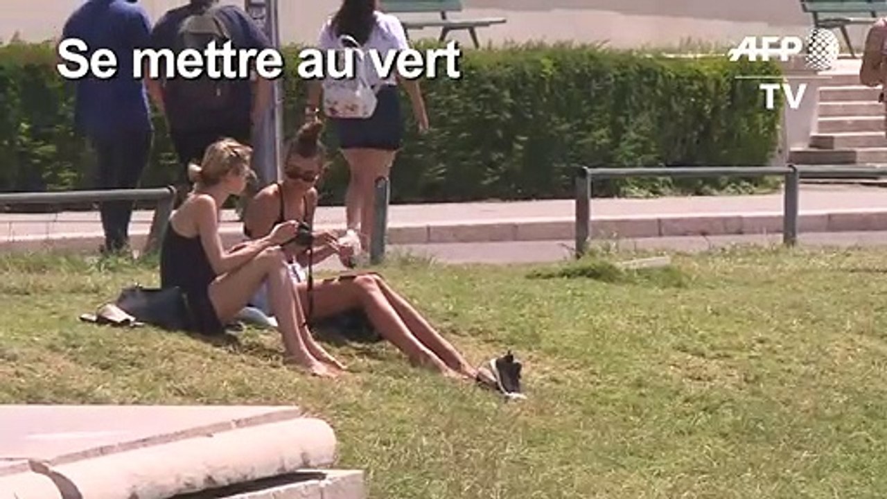 Les Parisiens se rafraîchissent au pied de la Tour Eiffel