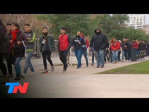 La esperanza de conseguir trabajo: colas de jóvenes para intentar conseguir empleo