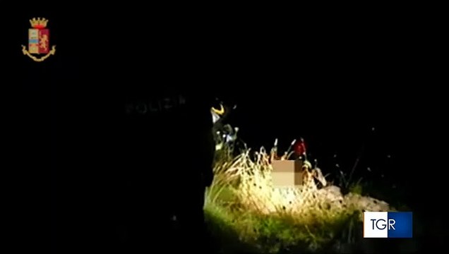 Puglia: catena umana salva minorenne finito nel dirupo - il video del salvataggio