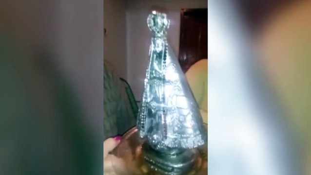 Veja: mel verte em imagem de Nossa Senhora Aparecida e caso intriga fiéis de Corbélia