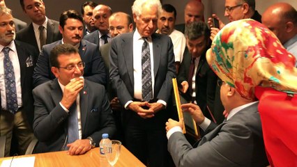 Ekrem İmamoğlu mazbatasını aldı