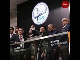 Скачать видео: Kerala CM rings bell at London Stock Exchange for listing of KIIFB’s masala bonds