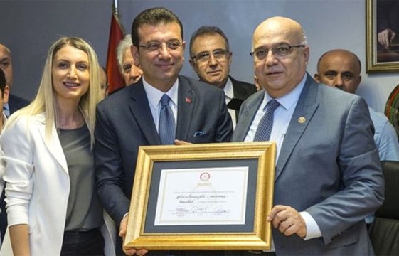 Ekrem İmamoğlu mazbatasını aldı. İşte İmamoğlu'nun mazbata aldığı o görüntüler