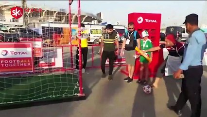 لعب و غناء جماهير الجزائر تسلى وقتها قبل مواجهة السنغال