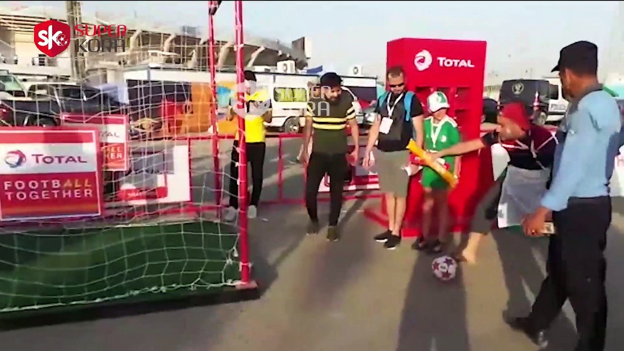 لعب و غناء جماهير الجزائر تسلى وقتها قبل مواجهة السنغال