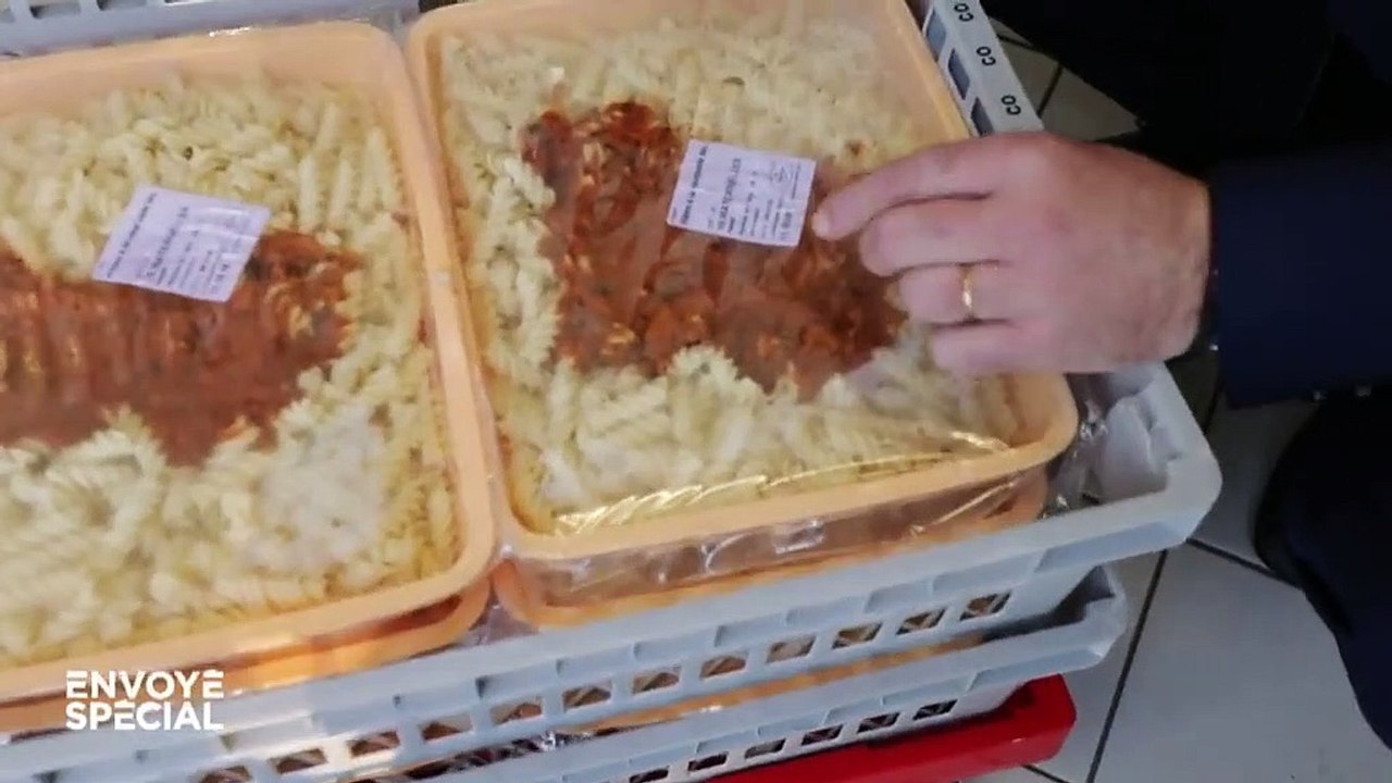 Plats cuisinés réchauffés à même la barquette, aliments industriels : que mangent vos enfants à la cantine ?