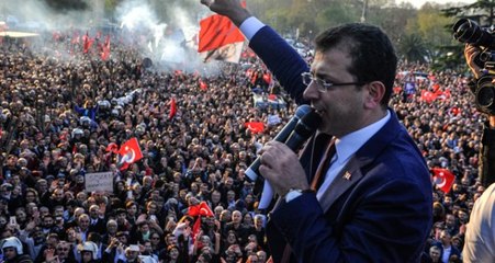 İBB Başkanı Ekrem İmamoğlu, Saraçhane'ye pankartla gelen çifte, nikah sözü verdi