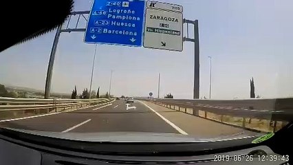 Un conductor de patinete circula peligrosamente por el arcén de una autovía en Zaragoza