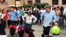 El alcalde Xicotencatl González muestra sus mejores pasos de baile
