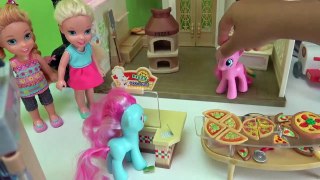 Elsa and Anna toddlers at the pizzeria with Barbie and My little Pony