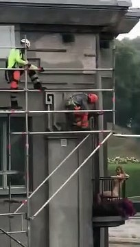 Mais que font ces ouvriers... ils n'ont pas l'air de beaucoup travailler