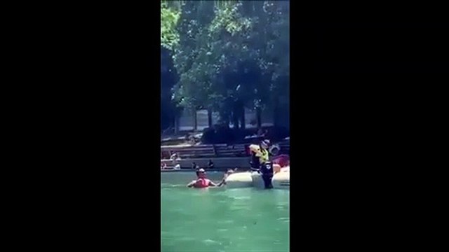 Quand la police vide tes bouteilles d'alcool... direct dans ta bouche