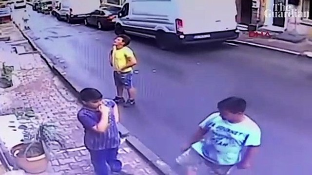 Héros du jour, il rattrape de justesse une fillette tombée du 2e étage !