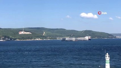 58 metre ve 15 ton ağırlığındaki rüzgar türbini kanatları 262 metrelik gemiyle taşındı