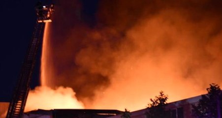 Son dakika! Tekstil fabrikasında korkutan patlama! Belediyeden vatandaşlara "Evlerinizi terk edin" çağrısı