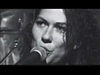 Pixies - Is she weird Live in Studio 1990