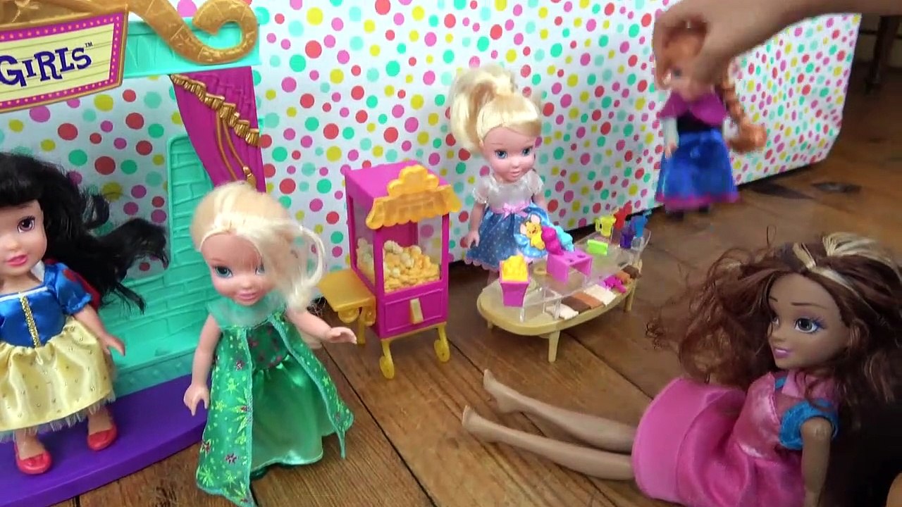 Elsa and Anna toddlers contest with their friends and Descendants 2