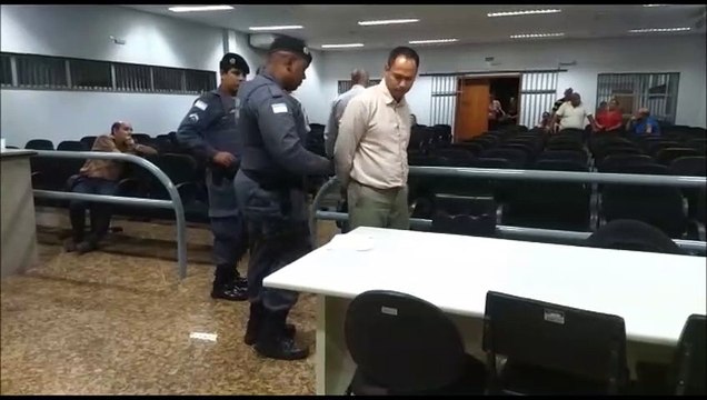 Momento em que um dos acusados por morte de família é preso em Guarapari