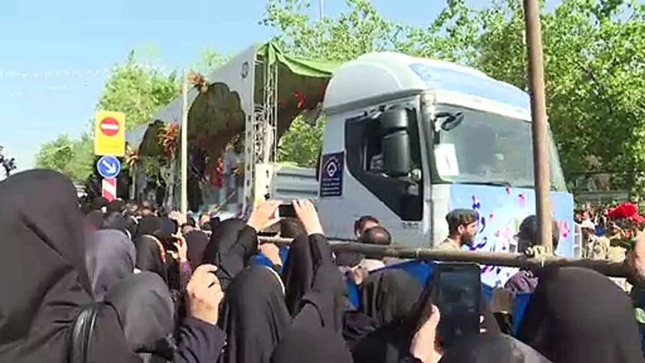 حشود في طهران لتشييع ضحايا سقطوا خلال الحرب الإيرانية-العراقية