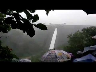 26 ஆண்டுகளுக்குப் பிறகு இடுக்கி அணை திறக்கப்பட்ட காட்சி